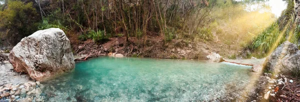 Petite cascade dans la jungle avec eau turquoise, panorama — Photo