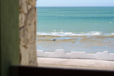 Kıyıdan bakan çift, Las Grutas, gündüz