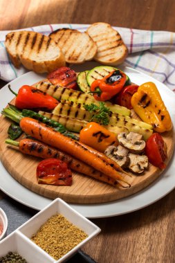 Ahşap masa genel gider vuruşta ızgara sebze