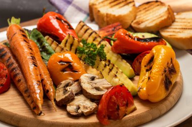 Ahşap masa genel gider vuruşta ızgara sebze