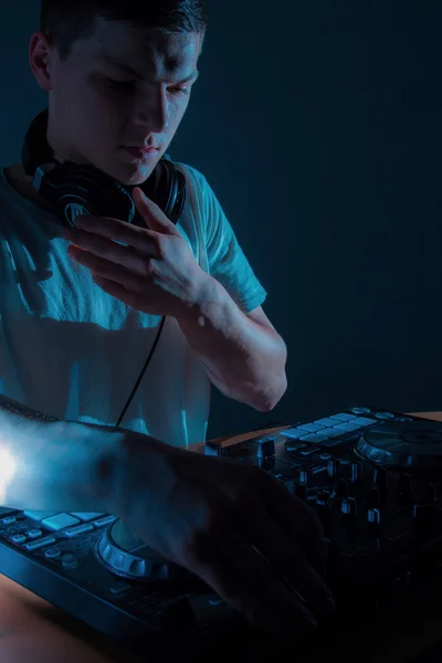 Photo of adult dj working with his equipment — Stock Photo, Image