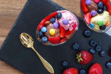 Buz krem böğürtlen ve çilek taze berries.selective odaklı bir top şeklinde