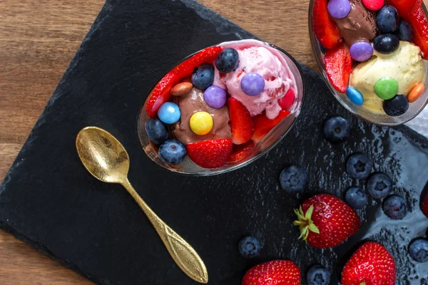 Buz krem böğürtlen ve çilek taze berries.selective odaklı bir top şeklinde