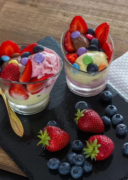 Buz krem böğürtlen ve çilek taze berries.selective odaklı bir top şeklinde