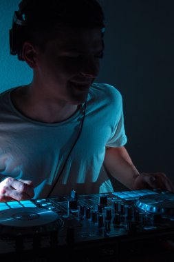 DJ müzik gece kulübü, teknik - Cd çalarlar ve parti sırasında konsolu.