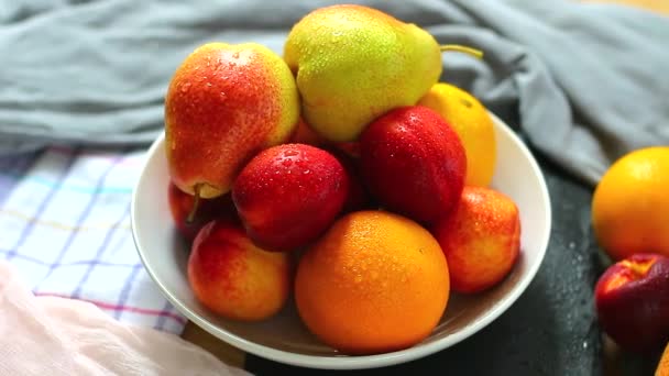 Fresas y arándanos en un tazón — Vídeo de stock