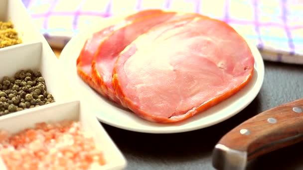 Raw pork chop steak and garlic, pepper, vegetables and seasonings on wooden background. Uncooked raw meat rotation 360 — Stock Video