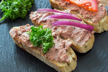 brood met vlees mousse