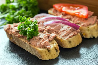 brood met vlees mousse