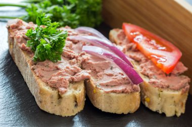 brood met vlees mousse