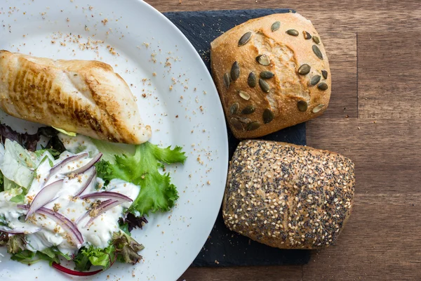 Peynirli ve kızarmış ekmekli ev yapımı tavuklu Sezar Salatası..