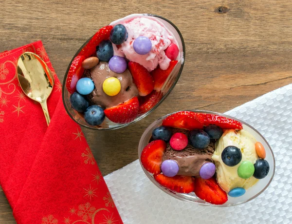 Buz krem böğürtlen ve çilek taze berries.selective odaklı bir top şeklinde