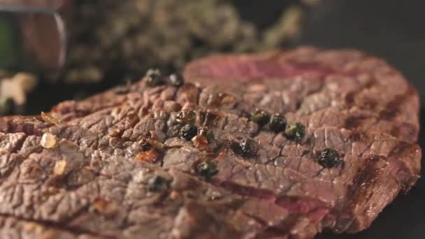 Bife de carne em uma tábua com especiarias . — Vídeo de Stock