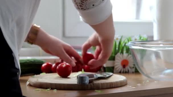 Zdravé výživy, vegetariánské jídlo, vaření, diety a lidé koncepce - zblízka mladé ženy sekání cherry rajčat doma — Stock video