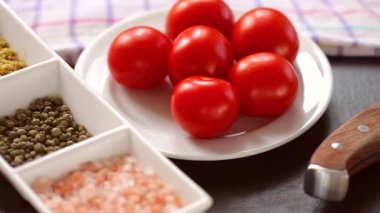 Burger ve turşu kase. Taze sebze ile fast food. Farklı ürün ve serinletici içecek. Beyaz masa yiyecekle dolu.