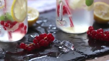 Ev yapımı limonata yaz yenileme, iki kadeh içki limon ve nane Detoks.