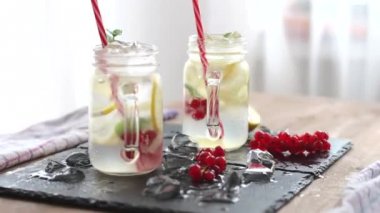 Ev yapımı limonata yaz yenileme, iki kadeh içki limon ve nane Detoks.