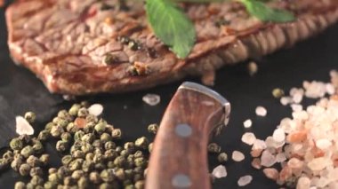 Sığır eti biftek baharatlar ile bir gemide.