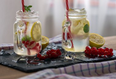 İki limonata limon ve nane ahşap masa arka plan üzerinde