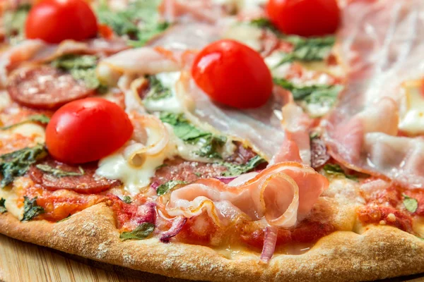 Pizza domates, zeytin ve otlar ile