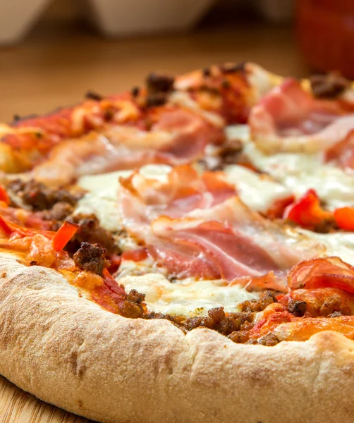 Pizza jambon ve mantar beyaz arka planda izole
