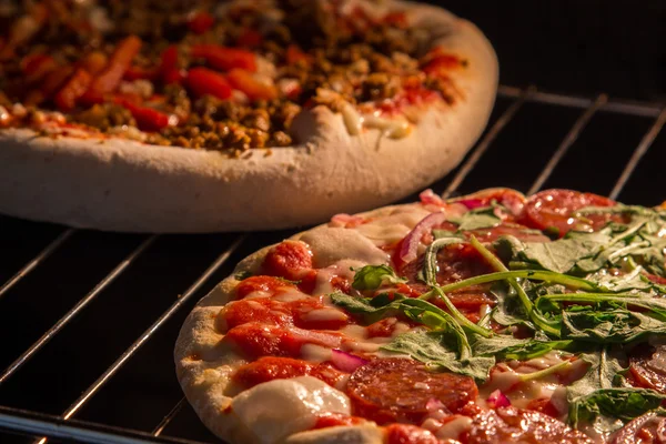 Şef fırında pepperoni pizza hazırlar, içinden görünümü . Pişirme içinde .