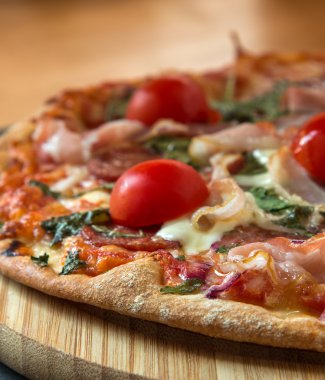 Pizza domates, zeytin ve otlar ile