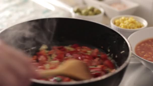 Comida mediterránea: cocinar tomates pachino frescos para sazonar la pasta, primer plano — Vídeo de stock