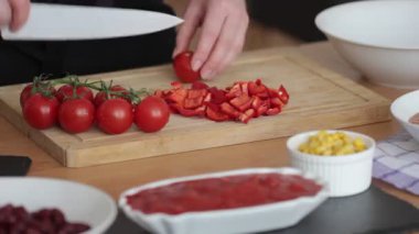 Kadın el kiraz domates kesmek