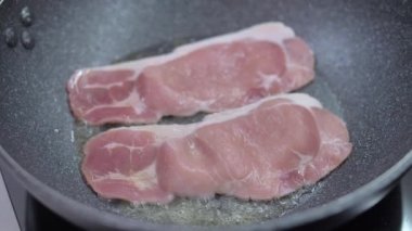 Tavada kızarmış pastırma.