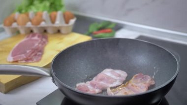Tavada kızarmış pastırma.