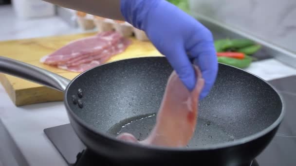 Smažení slaniny na pánvi — Stock video