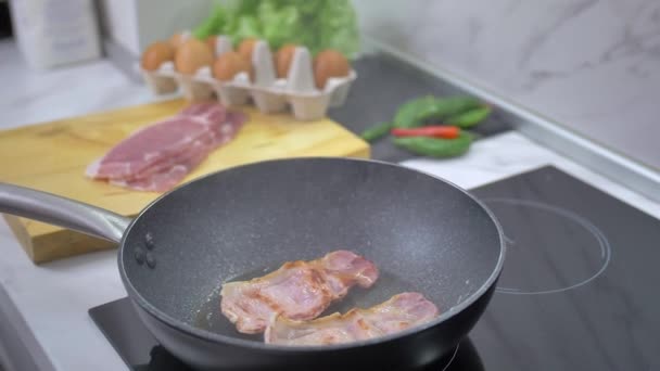 Bacon de ato de fritar em uma panela — Vídeo de Stock