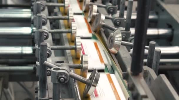 Utskriva bearbetar med maskin på jobbet — Stockvideo