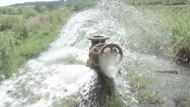 Stroom van het water stroomt — Stockvideo