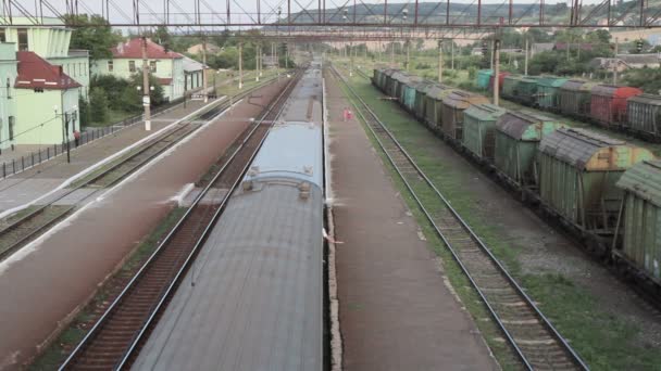 Trein vertrekt vanaf het station — Stockvideo