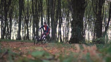 Bisiklete binmek genç adam