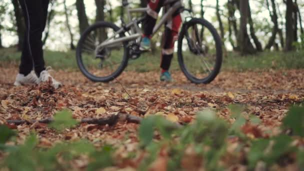 Two young men test the bike — Stock Video