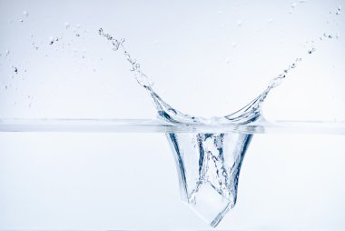 Su Splash beyaz arka plan