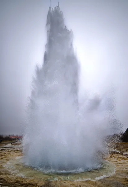 Исландия взорвала дыру в гейзере — стоковое фото