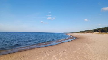 Deniz kıyısının güzel manzarası