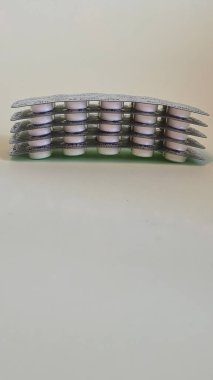 Bir sürü hap ve kapsül. Sağlık ve Tıp kavramı.