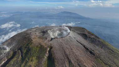 Bu yanardağ sahnesiyle doğanın dehşetini yakalayın. Kraterden yükselen buharlı gösteri aktivitesi. Seyahat, jeoloji ya da çevre projeleri için harika. Güzel arkaplan