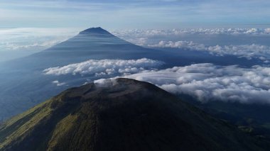 Huzurlu dağları, delici bulutları yakalayın. Seyahat, macera ve doğa teması için ideal. Huzuru, merakı ve korkuyu çağır. Geçmişi ve terfileri için mükemmel.