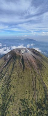 Bu çarpıcı havadan çekimle doğanın güzelliğini yakalayın. Seyahat, macera ya da koruma teması için mükemmel. Görkemli zirvesi olan sakin bir manzara. İdeal arkaplan