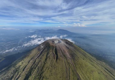 Doğanın ilham veren güzelliğini yüksek açılı bir dağ zirvesi görüntüsüyle yakalayın. Bu görüntüyü kullanarak merak, macera ve manzaranın keşfi, vahşi doğa ve manzarayı anımsatın.