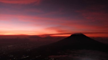 Bir dağın zirvesinde nefes kesici bir gün doğumuna tanık olun. Sahne huzurlu güzellikleri yakalıyor, seyahat, doğa ve ilham verici temalar için mükemmel. Canlı renkler sakin bir atmosfer yaratıyor.
