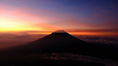 Gün batımında bu dağ siluetiyle doğanın güzelliğini yakalayın. Macera, seyahat ya da çevresel temalar için mükemmel bir zemin. Bu sahneden ilham al.