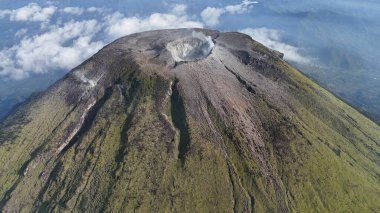 Görkemli bir volkanın havadan çekilmiş görüntüsüyle doğanın ham gücünü yakalayın. Seyahat, jeoloji ya da çevresel temalar için mükemmel. Gücünü ve çarpıcı güzelliğini göster. Turizmde kullan