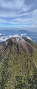 Bu çarpıcı havadan çekimle doğanın güzelliğini yakalayın. Seyahat, macera ya da koruma teması için mükemmel. Görkemli zirvesi olan sakin bir manzara. İdeal arkaplan